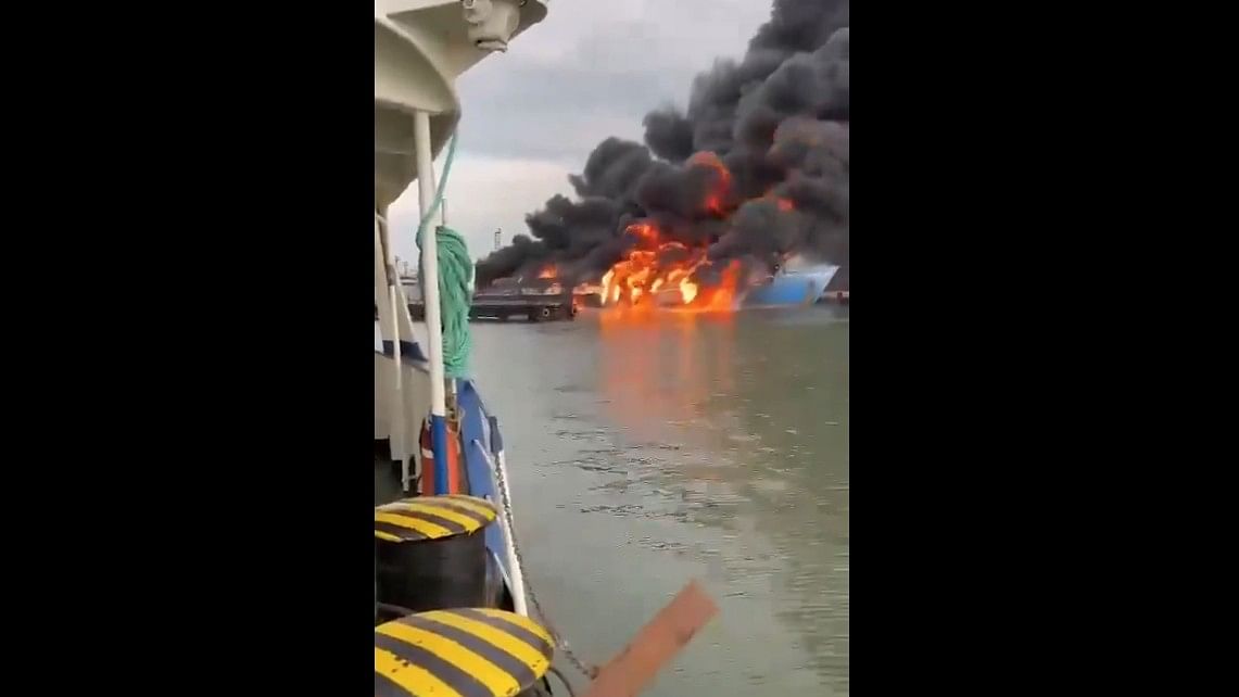 <div class="paragraphs"><p>Kavkaz port on fire.</p></div>